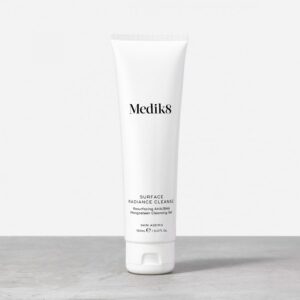 Żel do mycia twarzy z kwasami owocowymi i ekstraktem z mangostana Medik8 Surface Radiance Cleanse